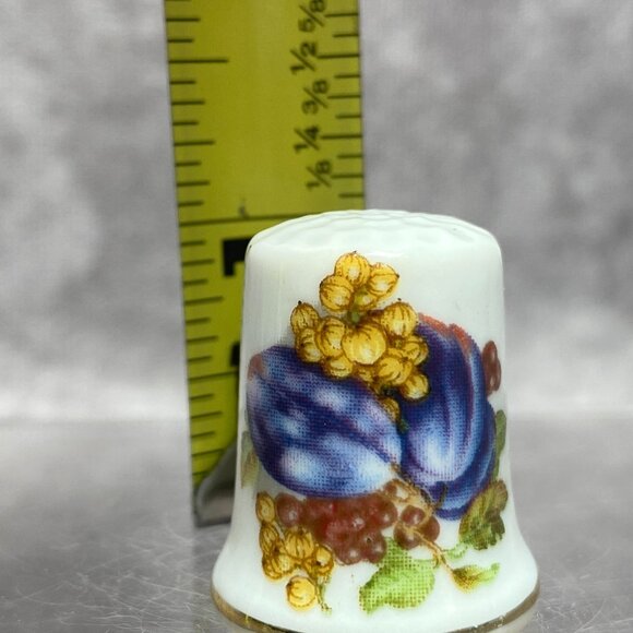 Vintage Porcelain Thimble With Hand-Painted Fruit Design & Gold Trim - Picture 7 of 7